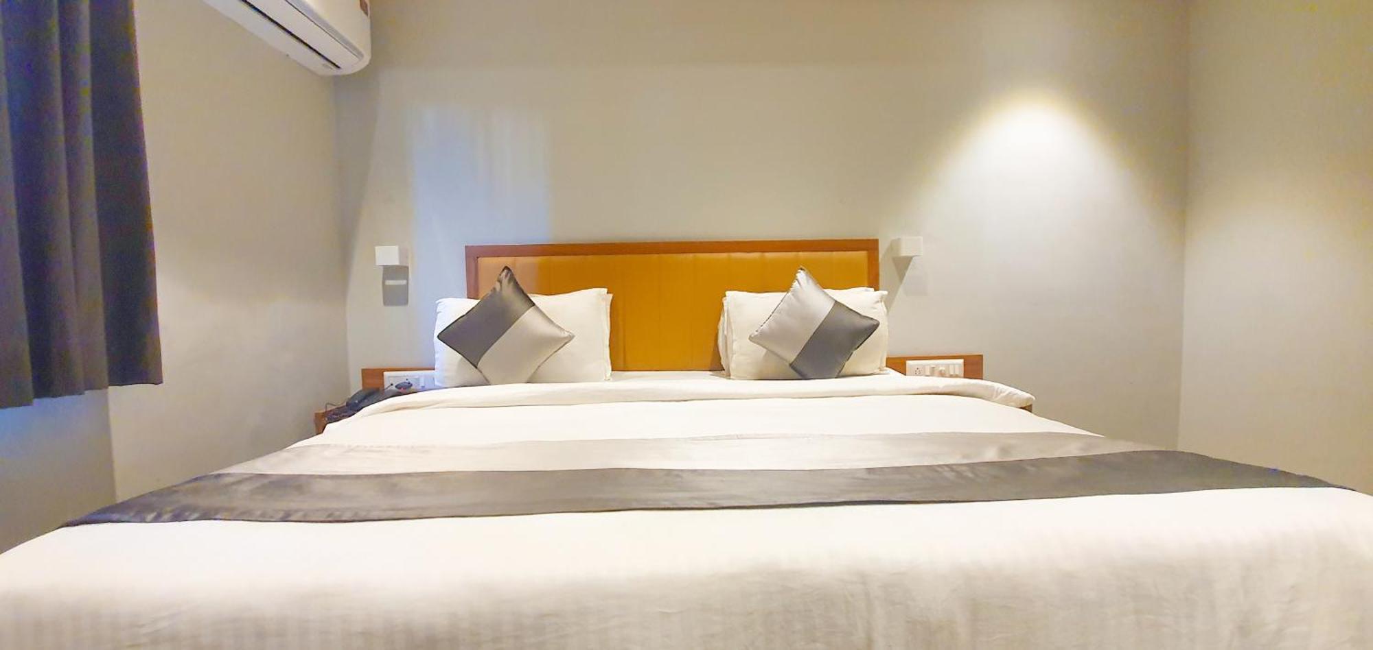 Hotel Nova Star Rajkot Eksteriør bilde
