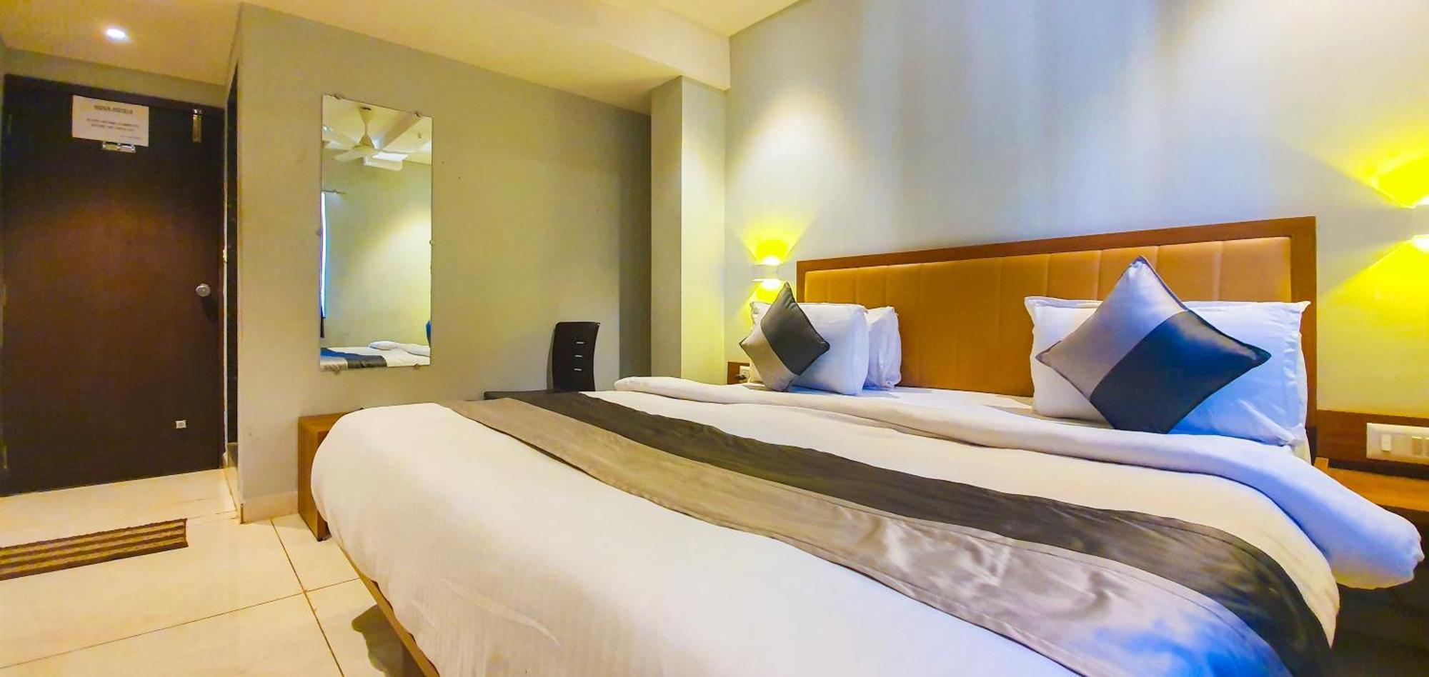 Hotel Nova Star Rajkot Eksteriør bilde