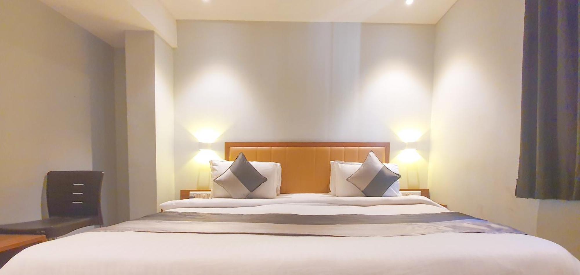 Hotel Nova Star Rajkot Eksteriør bilde