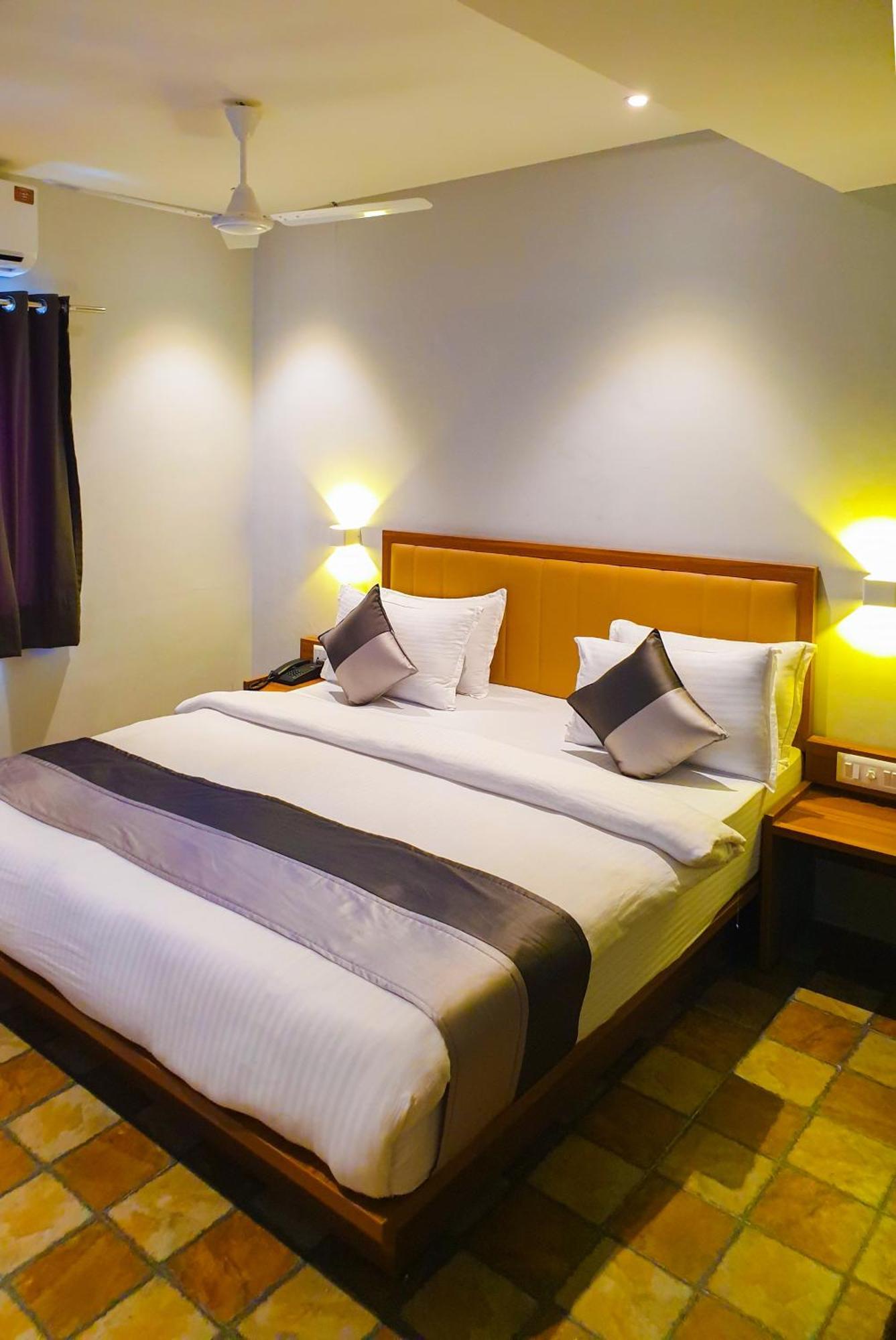 Hotel Nova Star Rajkot Eksteriør bilde