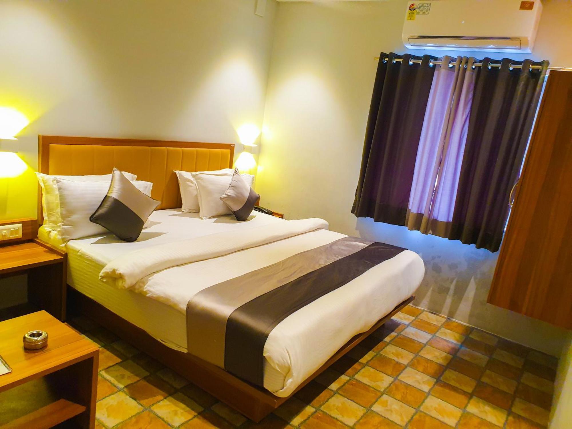 Hotel Nova Star Rajkot Eksteriør bilde