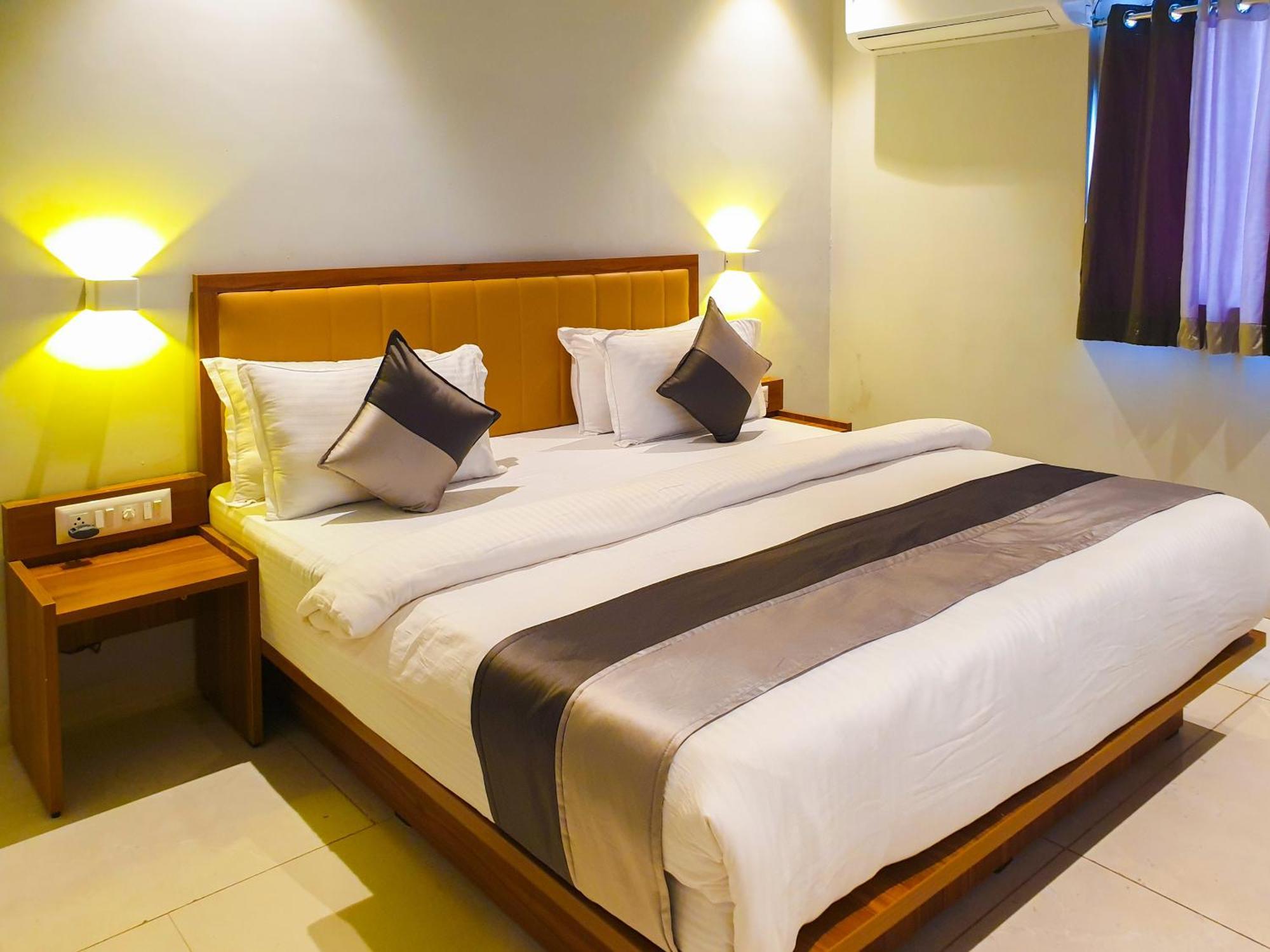 Hotel Nova Star Rajkot Eksteriør bilde