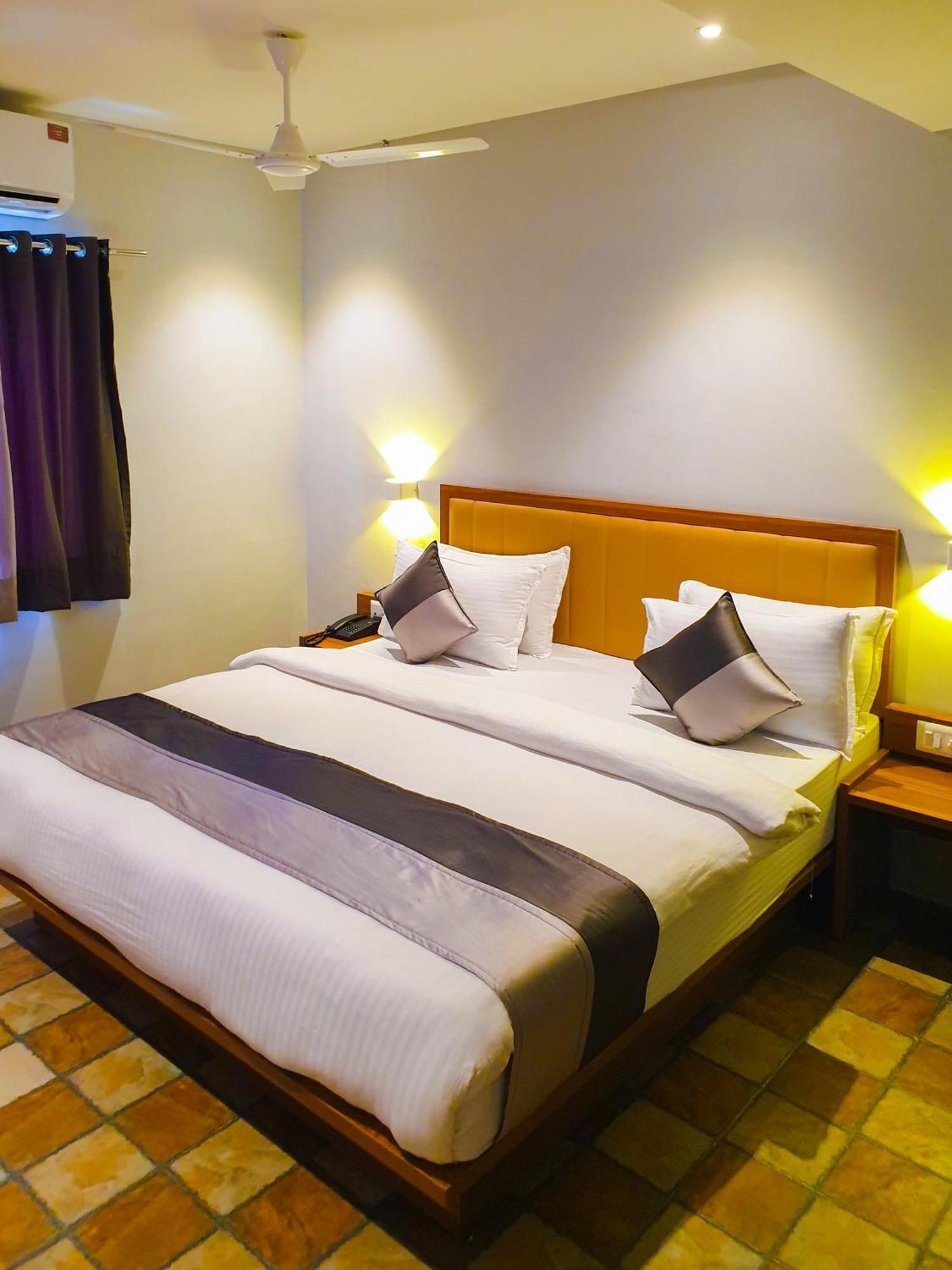 Hotel Nova Star Rajkot Eksteriør bilde